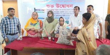 বাগেরহাটের রামপালে রেমালে ক্ষতিগ্রস্ত চাষিদের মাঝে আমন বীজ ও সার বিতরণ।