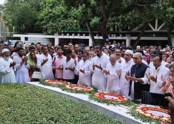 বঙ্গবন্ধুর সমাধিতে বাগেরহাটের জনপ্রতিনিধিদের পুষ্পস্তাবক অর্পণ।