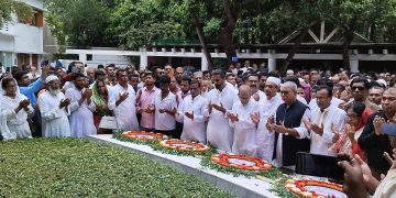 বঙ্গবন্ধুর সমাধিতে বাগেরহাটের জনপ্রতিনিধিদের পুষ্পস্তাবক অর্পণ।