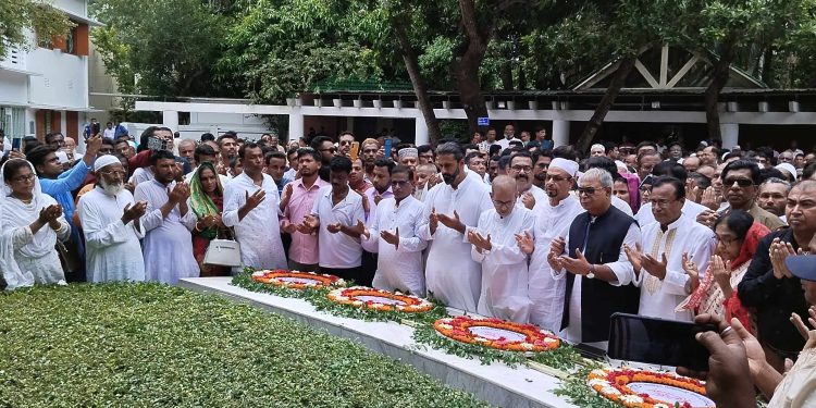 বঙ্গবন্ধুর সমাধিতে বাগেরহাটের জনপ্রতিনিধিদের পুষ্পস্তাবক অর্পণ।