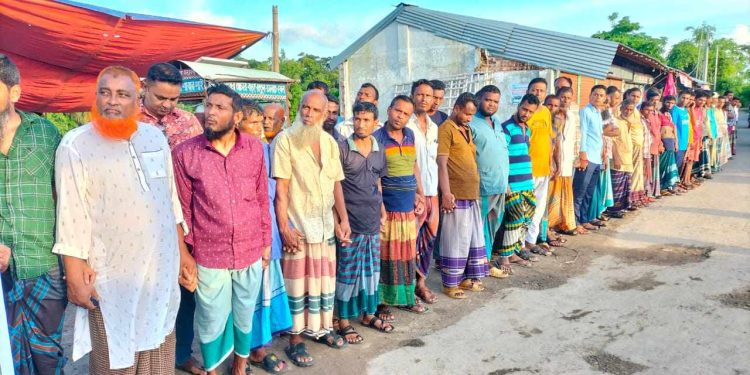 বাগেরহাটে প্রবীন আওয়ামী লীগ নেতাকে মারধর ও জখম কারীদের দৃষ্টান্তমূলক শাস্তির দাবিতে মানববন্ধন।