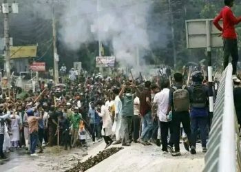 ঢাকা-আরিচা মহাসড়কে এক দফা দাবিতে আন্দোলনকারীদের বিক্ষোভ।