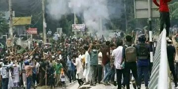 ঢাকা-আরিচা মহাসড়কে এক দফা দাবিতে আন্দোলনকারীদের বিক্ষোভ।
