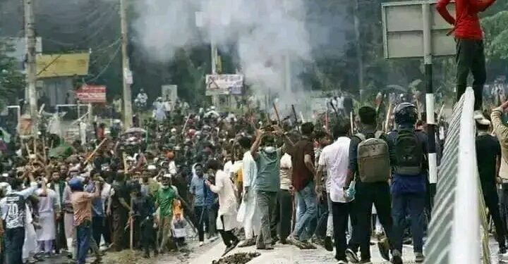 ঢাকা-আরিচা মহাসড়কে এক দফা দাবিতে আন্দোলনকারীদের বিক্ষোভ।