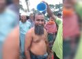 বাগেরহাটের রামপালে স্ত্রীর সঙ্গে বিচ্ছেদের আনন্দে স্বামী শফিকুল দুধ দিয়ে গোসল।