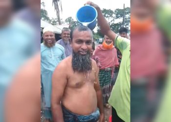 বাগেরহাটের রামপালে স্ত্রীর সঙ্গে বিচ্ছেদের আনন্দে স্বামী শফিকুল দুধ দিয়ে গোসল।