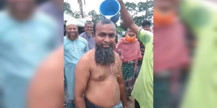 বাগেরহাটের রামপালে স্ত্রীর সঙ্গে বিচ্ছেদের আনন্দে স্বামী শফিকুল দুধ দিয়ে গোসল।