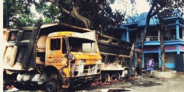 রৌমারীতে বিক্ষিপ্ত জনতা সাবেকএমপি-মন্ত্রীর বাড়ি ভাংচুর অপর দিকে ত্রান ও টাকার খনি।