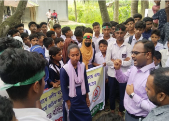 মানিকগঞ্জে প্রধান শিক্ষকের পদত্যাগ দাবিতে বিক্ষোভ!