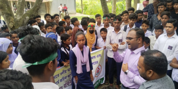 মানিকগঞ্জে প্রধান শিক্ষকের পদত্যাগ দাবিতে বিক্ষোভ!