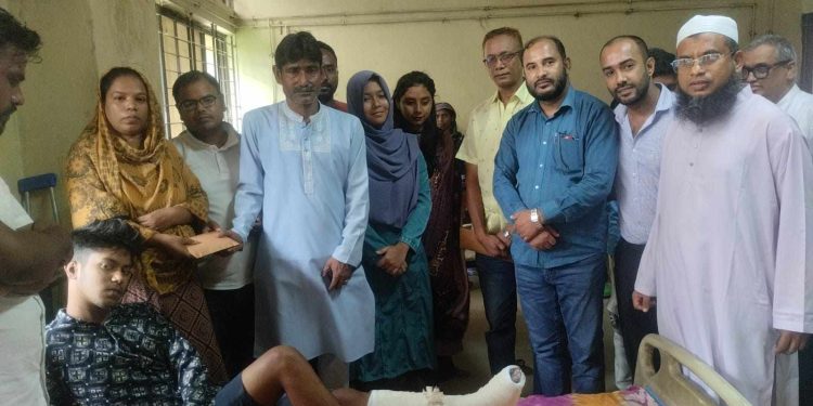 টাঙ্গাইলে গুলিবিদ্ধ তালহা পেল আর্থিক সহায়তা।