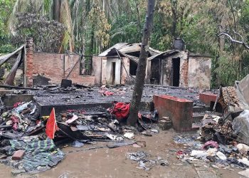 বাগেরহাটে আগুনে পুড়ে বসতবাড়ি ছাই, মানবেতর জীবন-যাপন।