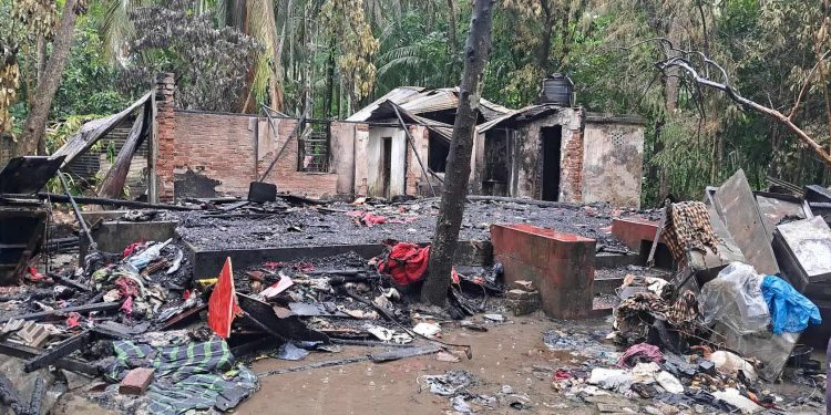 বাগেরহাটে আগুনে পুড়ে বসতবাড়ি ছাই, মানবেতর জীবন-যাপন।