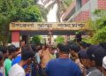 বাগেরহাটের চিতলমারীতে শিক্ষার্থীদের তোপের মুখে ডাঃ মামুন হাসান।