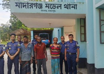 মাদারগঞ্জে ডাকাতের প্রস্তুুতিকালে দেশীয় অস্ত্রসহ ৩ ডাকাত আটক।