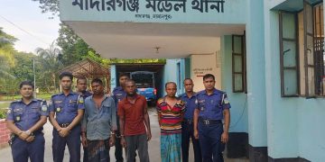 মাদারগঞ্জে ডাকাতের প্রস্তুুতিকালে দেশীয় অস্ত্রসহ ৩ ডাকাত আটক।