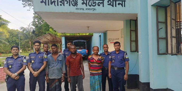 মাদারগঞ্জে ডাকাতের প্রস্তুুতিকালে দেশীয় অস্ত্রসহ ৩ ডাকাত আটক।