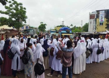 বাগেরহাট-বগী আঞ্চলিক মহাসড়কে ছাত্রদের অবরোধ, যান চলাচলে বিগ্ন।