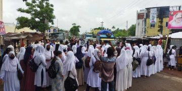 বাগেরহাট-বগী আঞ্চলিক মহাসড়কে ছাত্রদের অবরোধ, যান চলাচলে বিগ্ন।