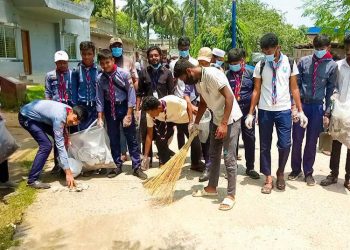 পাঁচবিবিতে পরিছন্নতা কার্যক্রমে স্কাউট ও সাধারণ শিক্ষার্থীরা।