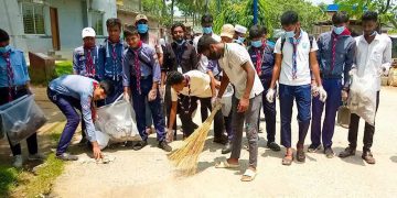 পাঁচবিবিতে পরিছন্নতা কার্যক্রমে স্কাউট ও সাধারণ শিক্ষার্থীরা।