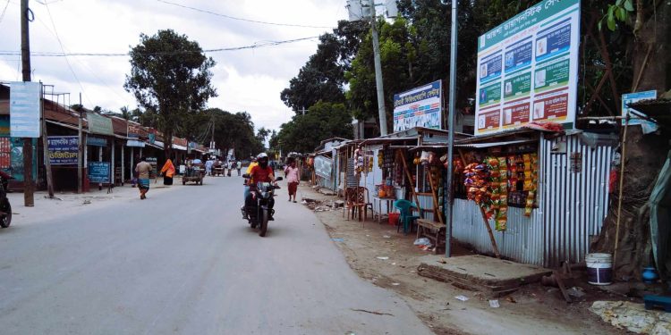 রৌমারী স্বাস্থ্য কমপ্লেক্সের সামনে কর্তৃপক্ষের যোগসাজসে আবারও অবৈধ স্থাপনা নির্মান।