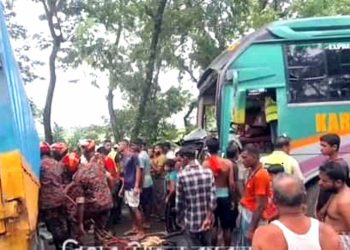 বাগেরহাটের মোল্লাহাটে পরিবহন কাভার্ড ভ্যান মুখোমুখি সংঘর্ষে চালক নিহত।