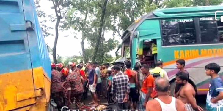 বাগেরহাটের মোল্লাহাটে পরিবহন কাভার্ড ভ্যান মুখোমুখি সংঘর্ষে চালক নিহত।