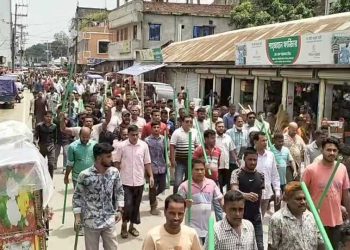 মাদারগঞ্জে আওয়ামীলীগের প্রতিবাদ মিছিল  ও এক দফার দাবীতে শিক্ষার্থীদের বিক্ষোভ।