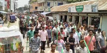 মাদারগঞ্জে আওয়ামীলীগের প্রতিবাদ মিছিল  ও এক দফার দাবীতে শিক্ষার্থীদের বিক্ষোভ।