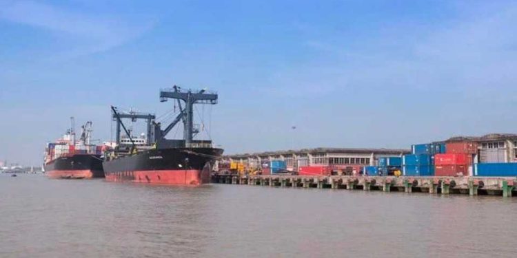 বাগেরহাটের মোংলা সমুদ্র বন্দর ৩ নম্বর সতর্ক সংকেত।