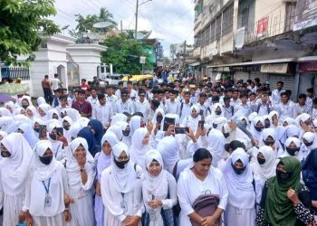 বাগেরহাটের মোরেলগঞ্জে অধ্যক্ষ হাফিজুর রহমানের পদত্যাগের দাবিতে শিক্ষার্থীদের বিক্ষোভ মিছিল।
