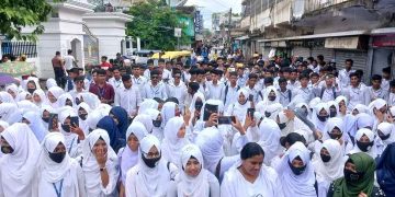 বাগেরহাটের মোরেলগঞ্জে অধ্যক্ষ হাফিজুর রহমানের পদত্যাগের দাবিতে শিক্ষার্থীদের বিক্ষোভ মিছিল।