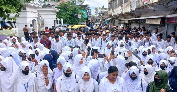 বাগেরহাটের মোরেলগঞ্জে অধ্যক্ষ হাফিজুর রহমানের পদত্যাগের দাবিতে শিক্ষার্থীদের বিক্ষোভ মিছিল।