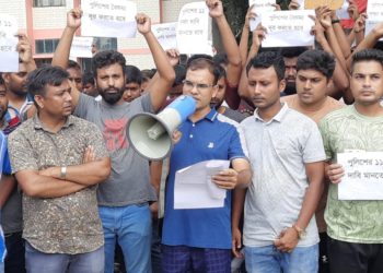 সিরাজগঞ্জে ১১ দফা দাবিতে পুলিশের কর্মবিরতি।