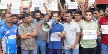 সিরাজগঞ্জে ১১ দফা দাবিতে পুলিশের কর্মবিরতি।