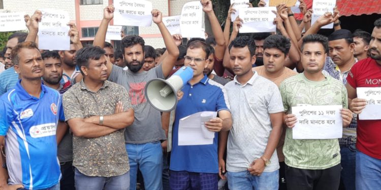 সিরাজগঞ্জে ১১ দফা দাবিতে পুলিশের কর্মবিরতি।