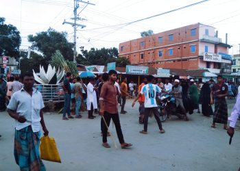 সারাদেশের ন্যায় রৌমারীতেও ট্রাফিকের দায়িত্ব পালন করছেন ছাত্র জনতা।