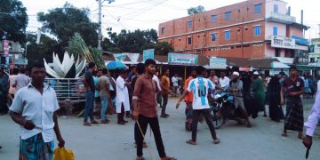 সারাদেশের ন্যায় রৌমারীতেও ট্রাফিকের দায়িত্ব পালন করছেন ছাত্র জনতা।