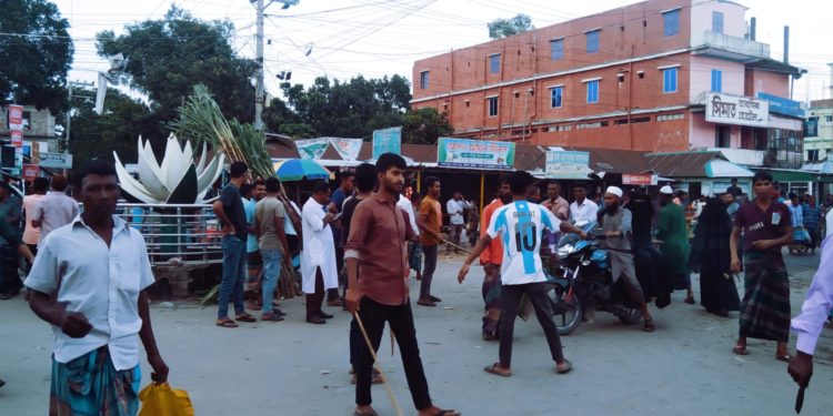 সারাদেশের ন্যায় রৌমারীতেও ট্রাফিকের দায়িত্ব পালন করছেন ছাত্র জনতা।