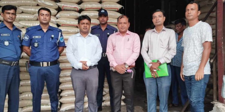 ধামরাইয়ে পাটের বস্তা ব্যবহার না করায় ২টি রাইস মিলকে জরিমানা।