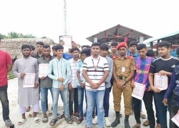 বাগেরহাট মোংলায় দ্রব্যমূল্য নিয়ন্ত্রণে রাখতে লিফলেট বিতরণ করলেন শিক্ষার্থীরা।