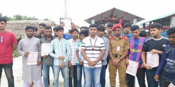 বাগেরহাট মোংলায় দ্রব্যমূল্য নিয়ন্ত্রণে রাখতে লিফলেট বিতরণ করলেন শিক্ষার্থীরা।