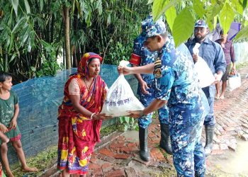 বন্যার্তদের মাঝে বাংলাদেশ কোস্টগার্ডের ত্রাণ সহয়তা বিতরণ করেন ।