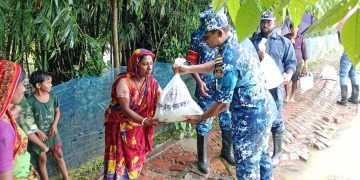 বন্যার্তদের মাঝে বাংলাদেশ কোস্টগার্ডের ত্রাণ সহয়তা বিতরণ করেন ।