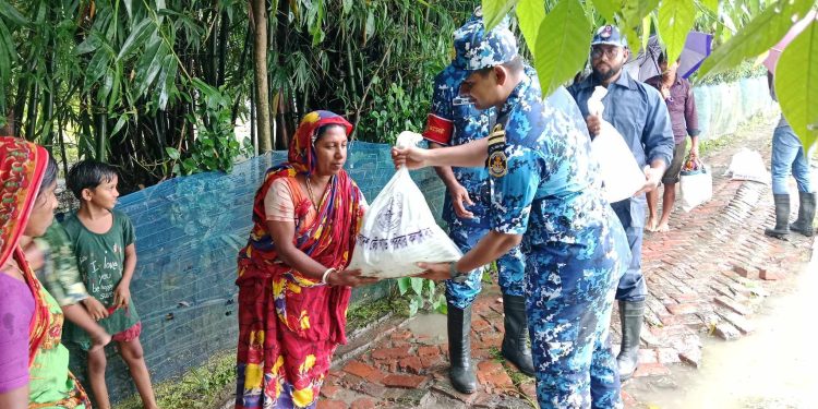 বন্যার্তদের মাঝে বাংলাদেশ কোস্টগার্ডের ত্রাণ সহয়তা বিতরণ করেন ।