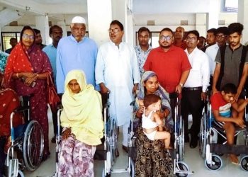 রৌমারীতে অসহায় প্রতিবন্ধী পঙ্গু মানুষের মাঝে হুইলচেয়ার চেয়ার বিতরণ। 