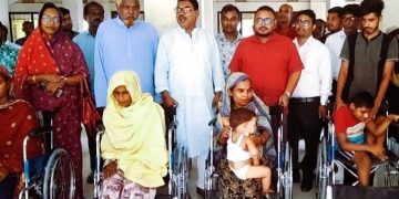 রৌমারীতে অসহায় প্রতিবন্ধী পঙ্গু মানুষের মাঝে হুইলচেয়ার চেয়ার বিতরণ। 