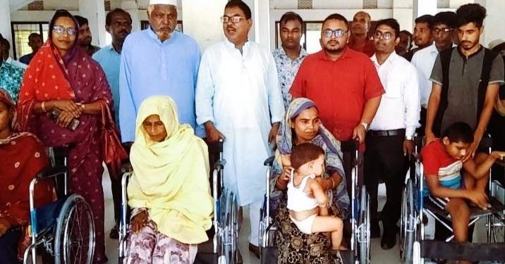 রৌমারীতে অসহায় প্রতিবন্ধী পঙ্গু মানুষের মাঝে হুইলচেয়ার চেয়ার বিতরণ।
