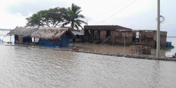 রামপালে রেমাল পরবর্তী সময় থেকে একটি গ্রামসহ ৩ হাজার একর মৎস্য ঘের তলিয়ে কয়েক কোটি টাকার ক্ষতি।